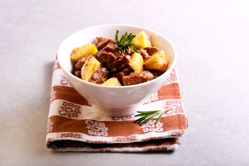Chicken liver stewed with apple