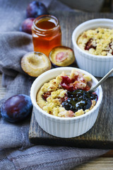 Crumble plum pie