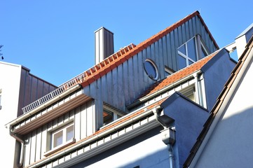 Moderner Haus-Giebel mit Ziegeldach