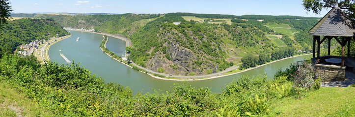 Loreley Felsen am Rhein - Panorama Bild mit Flußlauf und Rheintal im Sommer