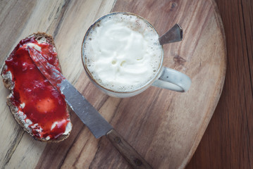 Frühstück mit heißer Schokolade und Marmeladebrot