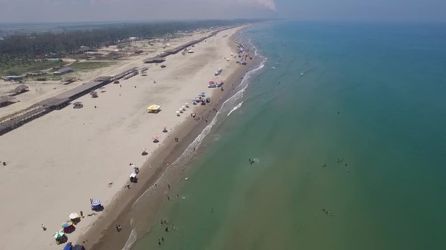Flying on the beach in Summer/ Volando sobre la playa en Verano