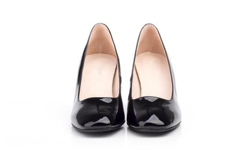 ZAPATOS DE MUJER EN PIEL CHAROL NEGRA CON TACÓN