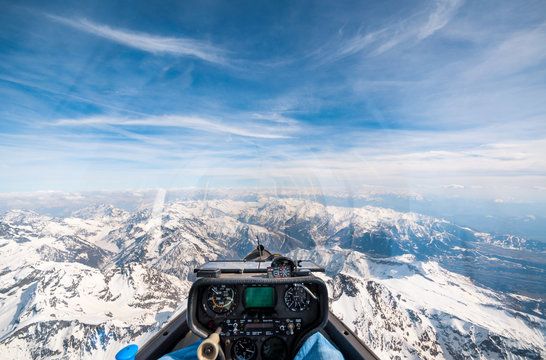 Cockpitaussicht über schneebedeckte Berge