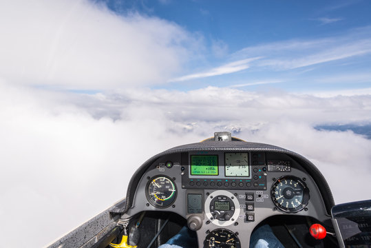 Cockpitaussicht mit Wolken