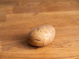 Fototapeta na wymiar one potatoe