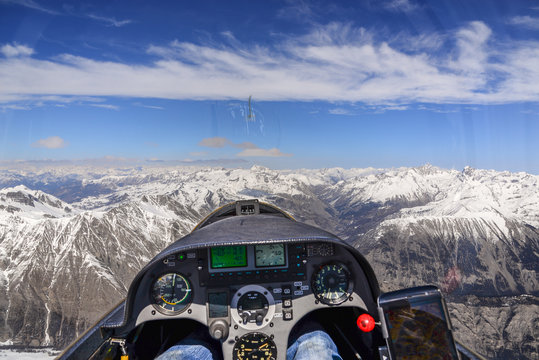 Cockpitaussicht über schneebedeckte Berge