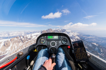 Cockpitaussicht über schneebedeckte Berge mit Wolken