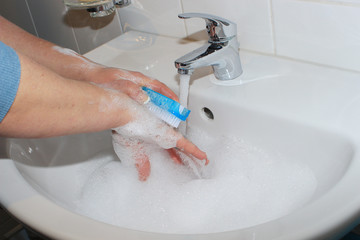 Hände waschen mit Bürste