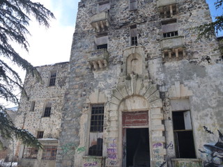 Fototapeta na wymiar old hotel ruin in prodromos village in cyprus