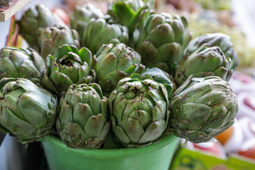 Obraz premium Fresh artichokes for sale at farmer's market.