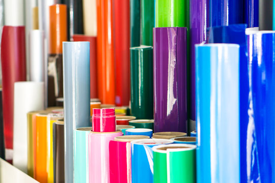 Bunte Folienrollen in der Werbetechnik