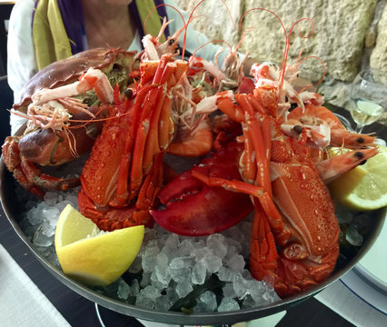 Plateau de crustac&eacute;s, langoustes, gambas et crabe