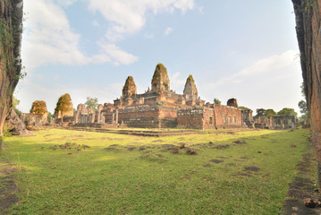 Pre Rup  -  a Hindu temple at Angkor, Cambodia.
 - obrazy, fototapety, plakaty