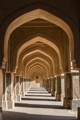 Obraz premium arches of side wall at rajaon ki baoli in Mehrauli archaeological park, Mehrauli, Delhi, India, Asia.