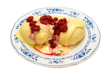 Dampfnudeln mit Vanillesoße und Himbeeren