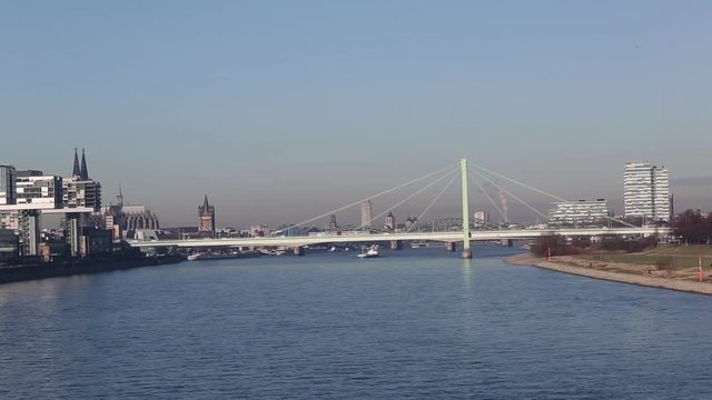 K&ouml;ln, Rhein, Severinsbr&uuml;cke, Schiffsverkehr, Stra&szlig;enverkehr, Winter; Cologne, Rhine, Severins bridge, shipping, road traffic, winter