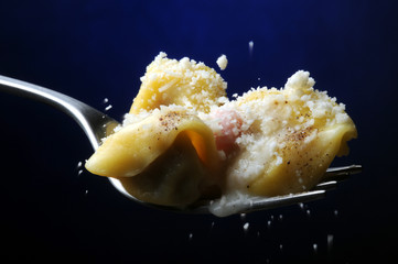 Tortellini panna and prosciutto ham e cream Cucina italiana Italian cuisine Gastronomía de Italia
