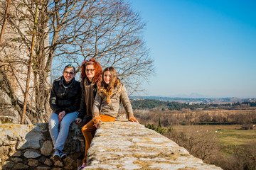 En famille dans l'Abbaye de Montmajour près d'Arles