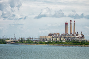 Planta petrolera en medio del agua 