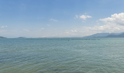 Água do mar e um horizonte montanhoso ao fundo