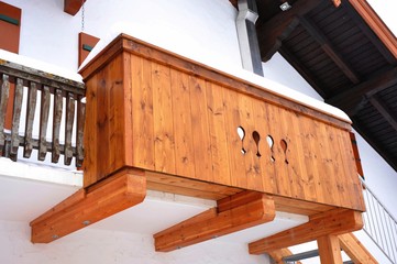 Alter Holzbalkon an Haus-Front, Altbayerisch