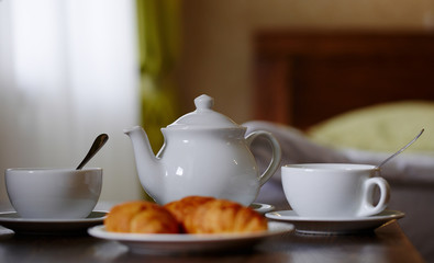 Завтрак с кофе и  круассанами в гостиничном номере