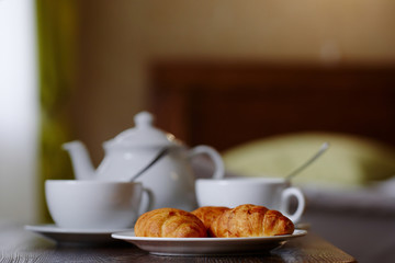 Завтрак с кофе и  круассанами в гостиничном номере