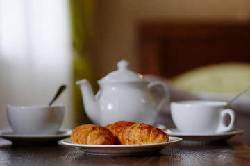 Завтрак с кофе и  круассанами в гостиничном номере