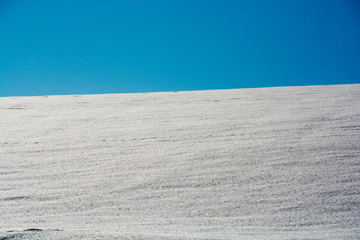 青空と雪原