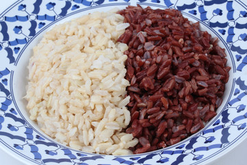 Ready served of brown rice and organic red jasmine rice.