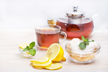 Чай с лимоном,мятой и пирожное.