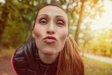 herbst portrait einer frau mit kussmund