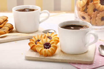 Cup of coffee cup with crunchy cookie on the table - obrazy, fototapety, plakaty
