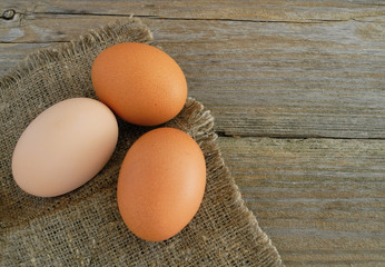 Три куриных яйца