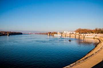 Fototapeta na wymiar Le rhône traversant la ville d'Arles