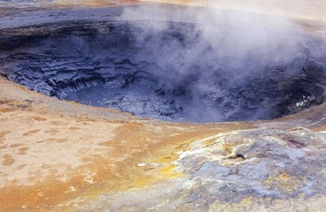 Kochender, brodelnder Schlammtopf/ Schlammquelle/ Schlammvulkan im Hochtemperaturgebiet Hverarönd/ Hverir/ Namaskard/ Námaskarð, Norðurland eystra, Island 