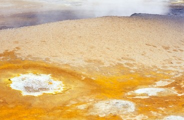 Gefärbter, brüchiger  Boden mit dampfendem Abgrund im Hochtemperaturgebiet Hverarönd/ Hverir/ Namaskard/ Námaskarð, Ablagerungen von Schwefel und anderen Mineralien, Norðurland eystra, Island