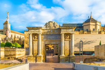 Obraz premium Puerta del Puente Gate, Arch of triumph and cathedral mosque in Cordoba, Andalusia, Spain