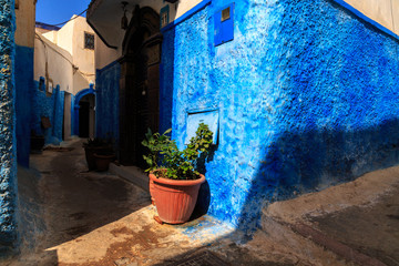 Fototapeta na wymiar Small streets in blue and white in the kasbah of the old city Ra