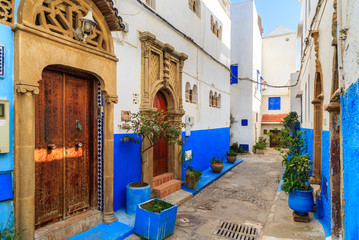 Small streets in blue and white in the kasbah of the old city Ra - obrazy, fototapety, plakaty