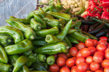 Poivrons et tomates  au marché