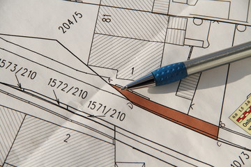 Grundstücksplan mit Kugelschreiber