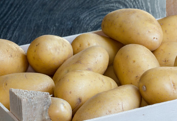 Pommes de terre en cagettes sur fond noir