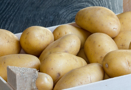 Pommes de terre en cagettes sur fond noir