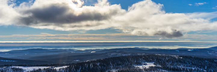 Fototapeta na wymiar Wunderschöne sonnige Winterlandschaft, Panorama Aussicht vom Brocken im Harz