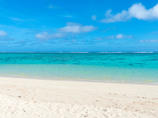 Fototapeta premium Sandstrand mit blauen klarem Wasser auf Rarotonga