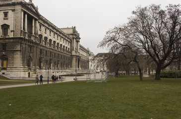 Obraz premium Side view of Vienna Burggerten building and Park in winter season, with few people around
