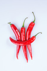 Rote Chilis auf wei&szlig;em Grund