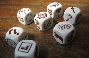 Разбросанные кубики-символы на столе